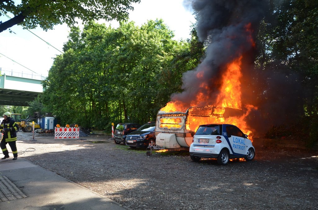 Wohnwagenbrand Koeln Rodenkirchen vor der Bruecke P057.JPG